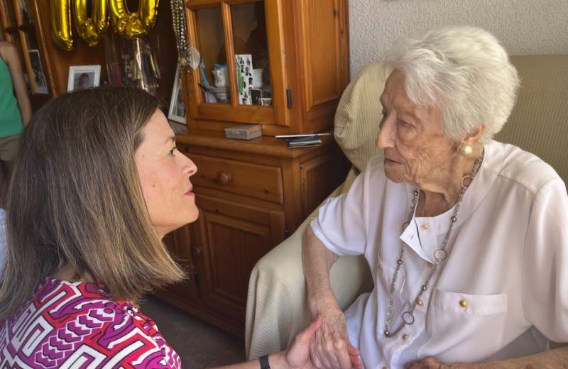 Águilas honours the birthday of its newest 100-year-old resident with a surprise party guest