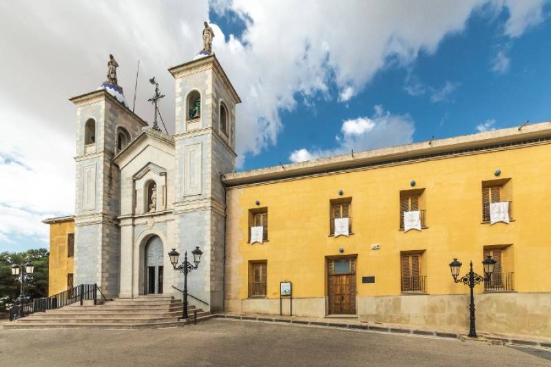 February 28 Guided walk along the Pasarelas Yecla nature path to the castle hill sanctuary and museum and the Deortegas olive oil press