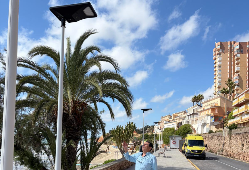 Orihuela Costa gets 20 new solar street lights to boost safety